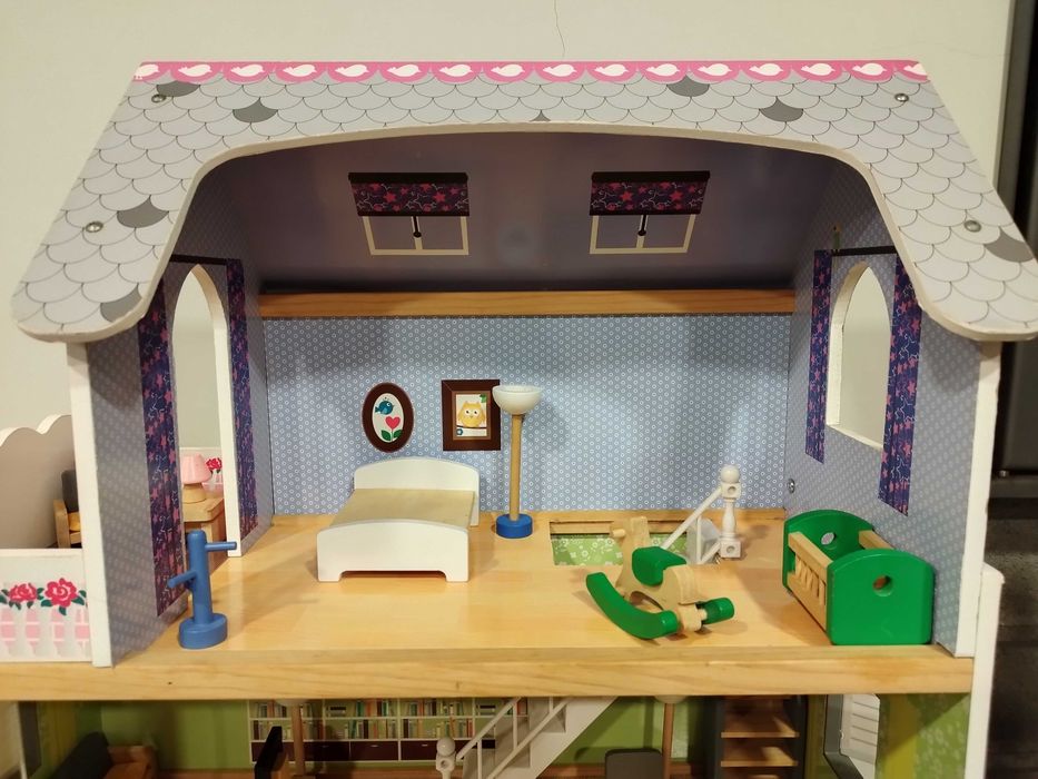 Casa de bonecas de madeira com mobília e bonecos incluídos