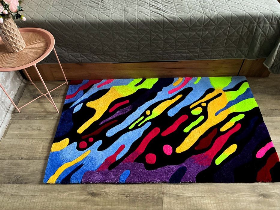 Тафтинговий килим ручної роботи “Neon Flow”
Розмір: 90×150 см