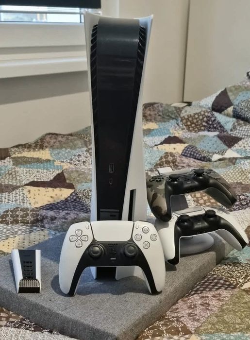 PlayStation 5+trzy pady.