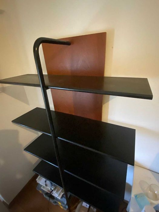 Estante madeira maciça com suporte de metal