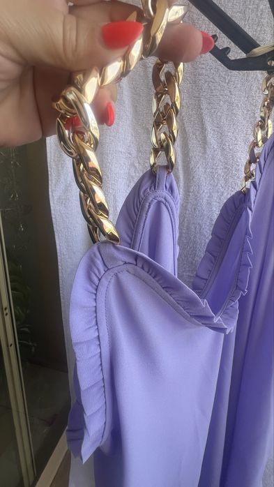 Blusa com alças de metal douradas.