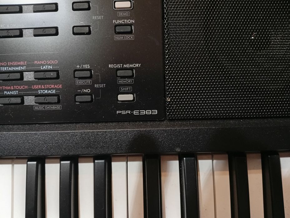 Teclado Yamaha PSR-E 383