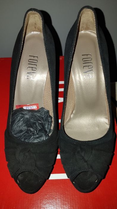 Sapatos  NOVOS  sem qualquer uso!!