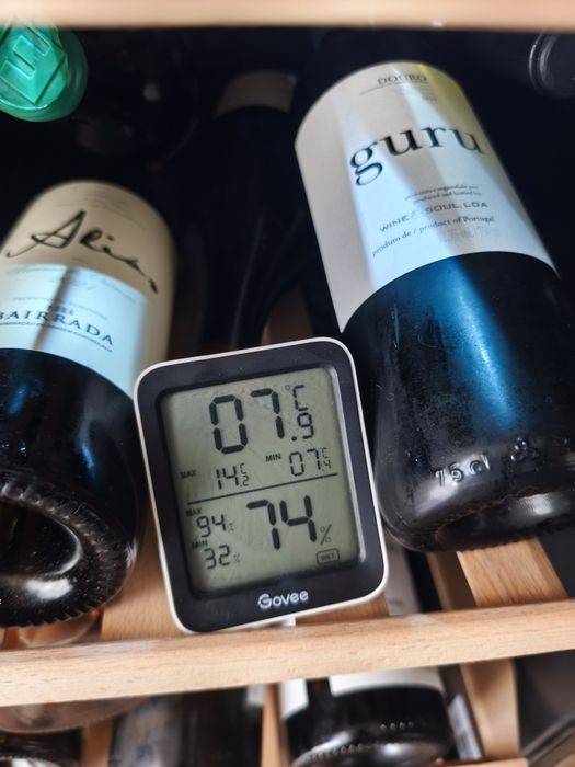 Cave de vinhos Metro para 42 garrafas