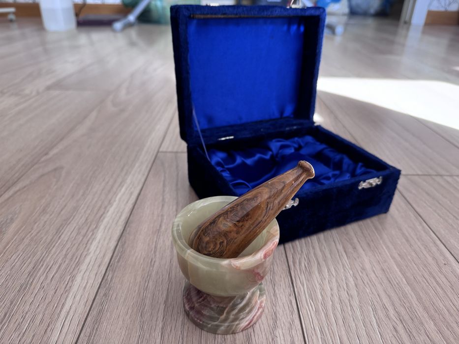 Moździec z kamienia naturalnego w eleganckim pudełku