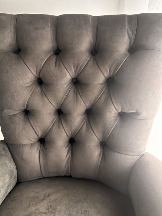 Cadeirão cinzento em veludo – elegante e confortável