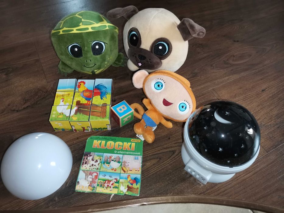 Zestaw zabawek pluszaki klocki puzzle projektor