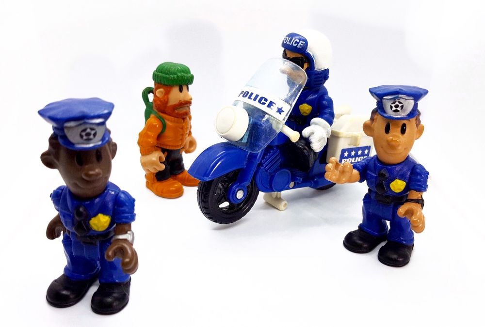 Conjunto 4 Figuras Articuladas PVC + Moto Polícia