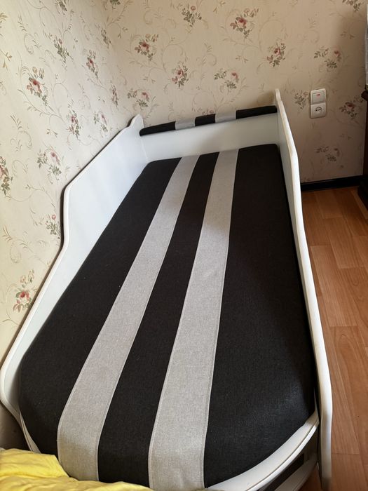 Дитяче ліжко машинка