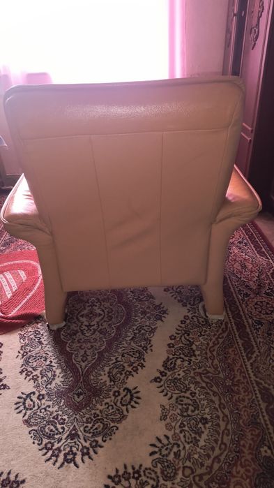 Крісло шкіряне з пуфом