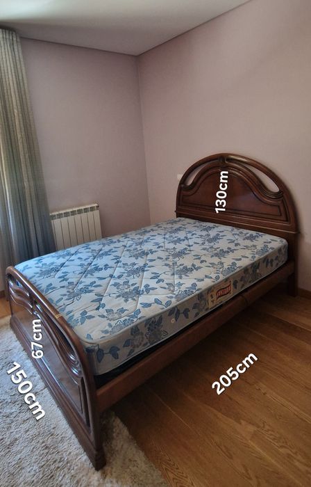 Mobília variada (mesa, cama)