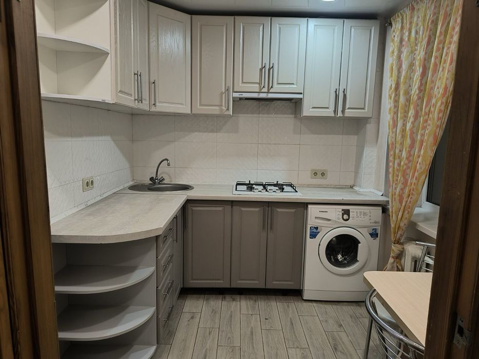 Сдам 1 кв метро Дворец Спорта 7000 гр.