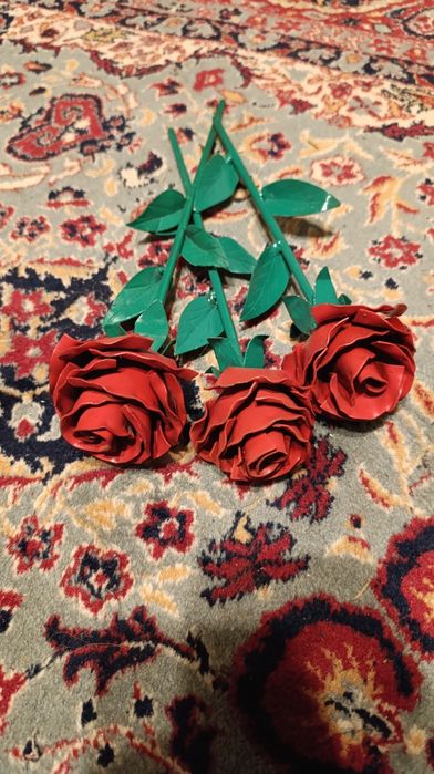 Металеві троянди