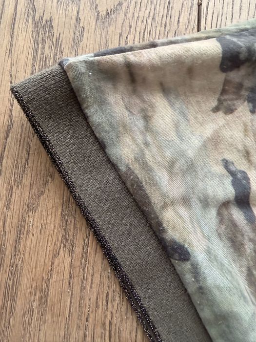Koszulka moro z złotymi aplikacjami – militarny styl