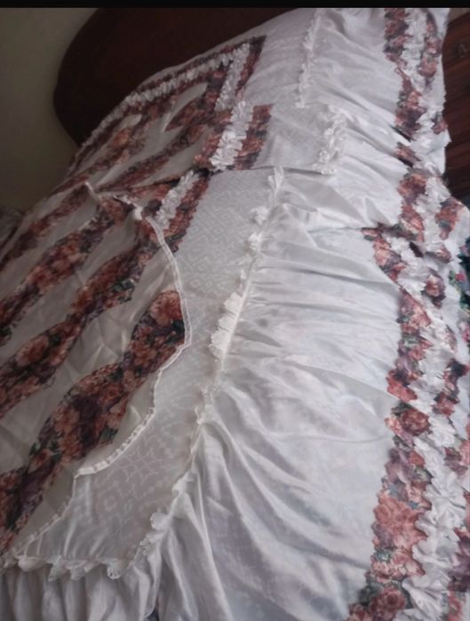 Edredão em tons de bordeaux e branco