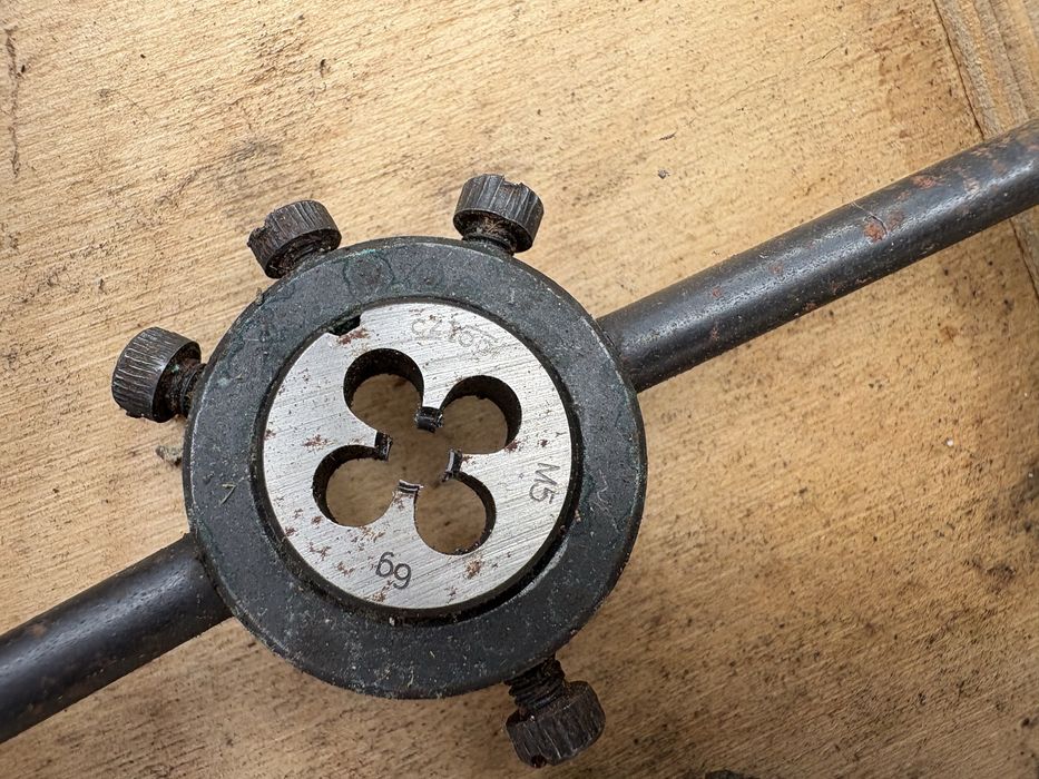 Fabryka wyrobów precyzyjnych VIS C-5a zestaw gwintowników i narzynek