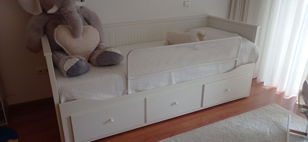 Cama Hemnes indiv/dupla com 2 colchões IKEA