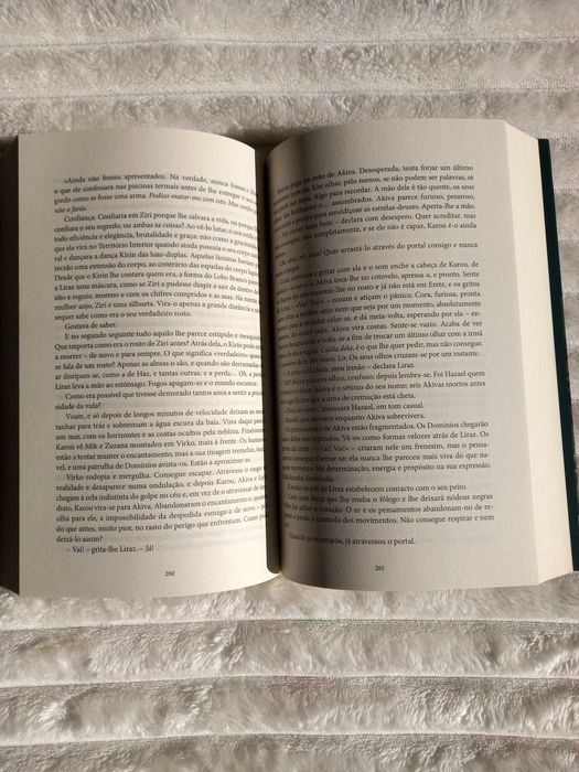 "Sonhos de Deuses e Monstros" de Laini Taylor