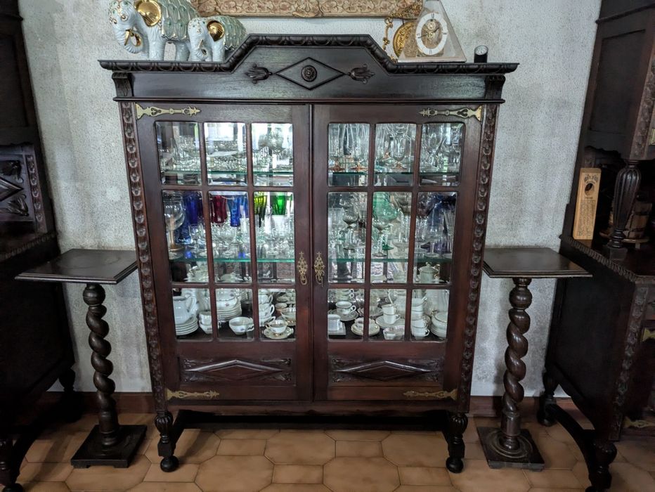 Cristaleira antiga em madeira