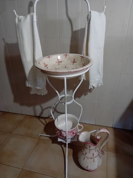 Lavatório em ferro antigo