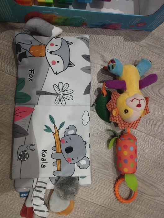 Іграшки брязкальце м'яка книжка чий хвіст