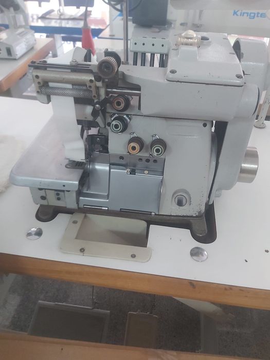 Maquina de corte e cose de elástico