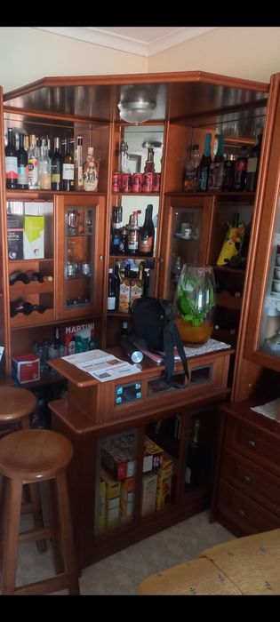 Bar de canto em madeira maciça