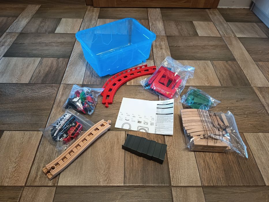 Nowa drewniana elektryczna kolejka z torami