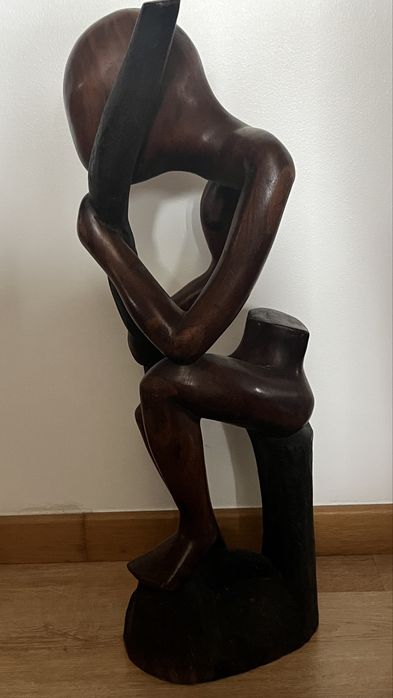 Escultura em madeira com 70 cm de altura