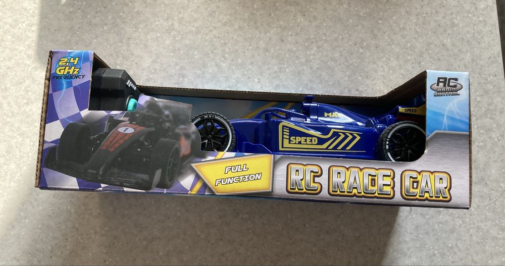 Машина на радіокеруванні нова