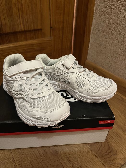 Продам кросівки.Saucony.На дівчинку.Білий колір.Розмір 33 устілка 21,5 см