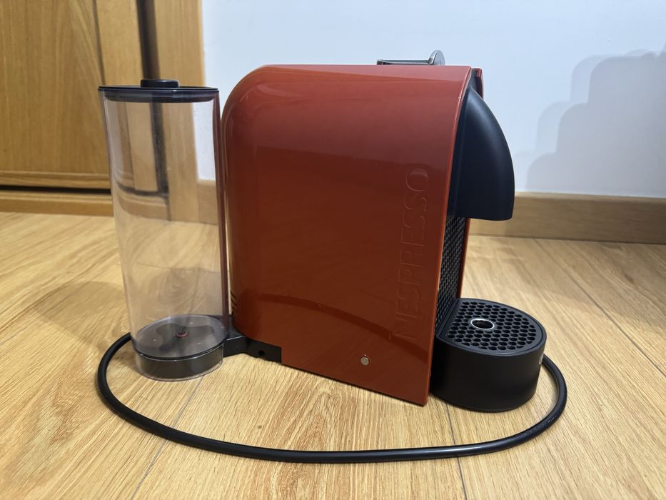 Maquina de cafe Nespresso Pulse EN 110 vermelha