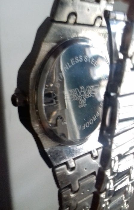 2 Relógios rigorosamente NOVOS (na caixa original)