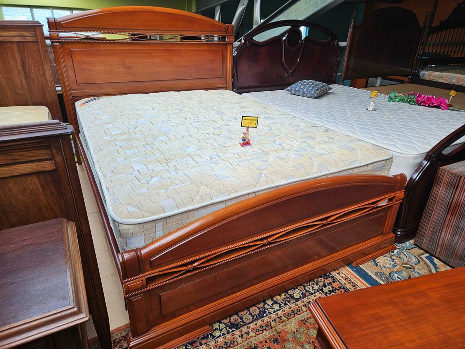 Cama em madeira maciça com estrado e colchão Mol