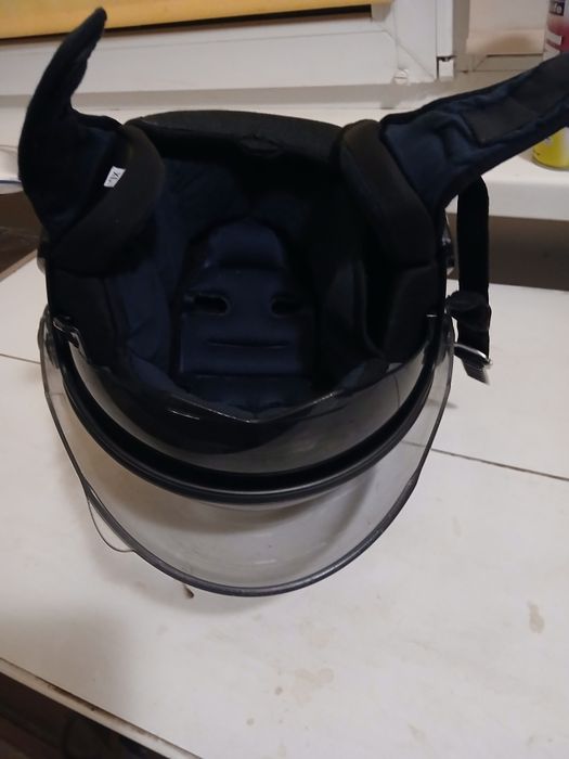 Продам мотошлем MT-Helmets с солнцезащитными очками размер XL