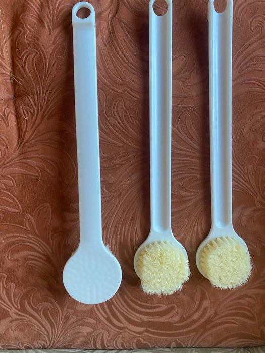 Мочалка - щетка с ручкой и вязаные.