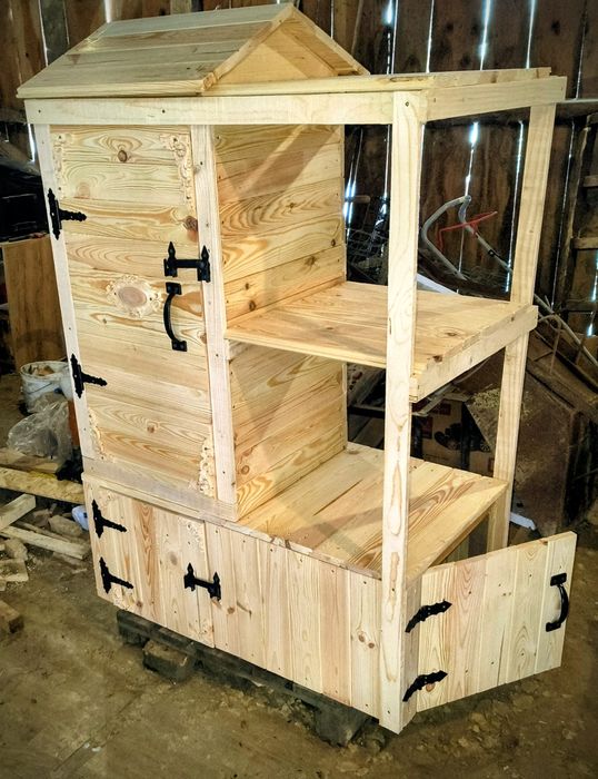 Drewniana wędzarnia