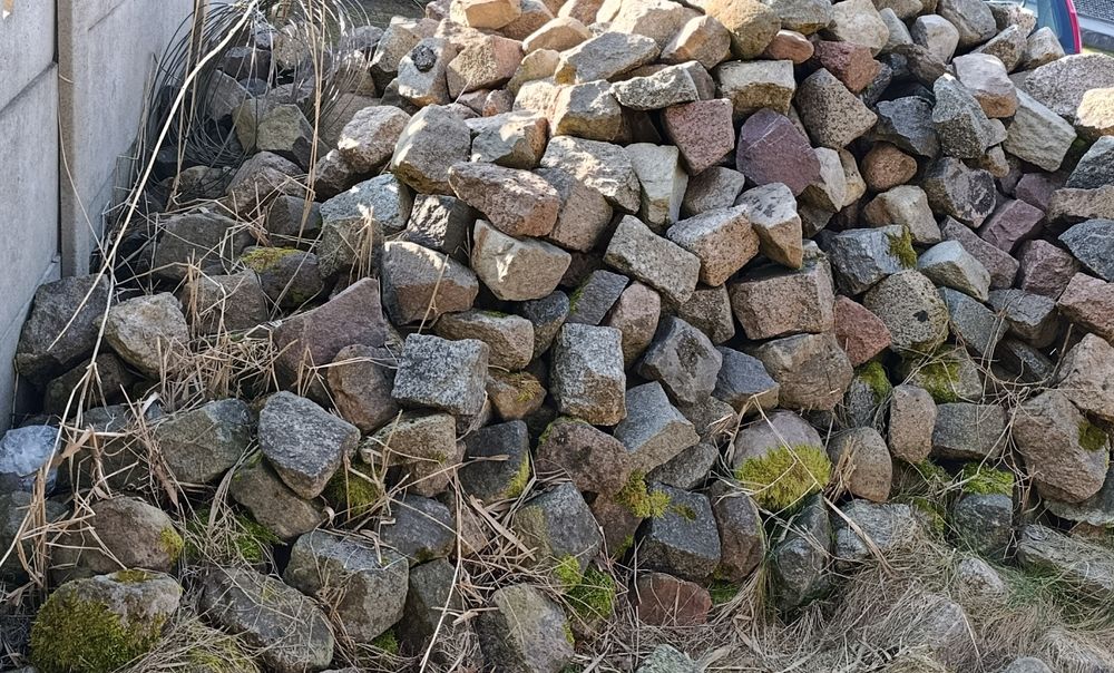 Kamień łupany z rozbiórki drogi