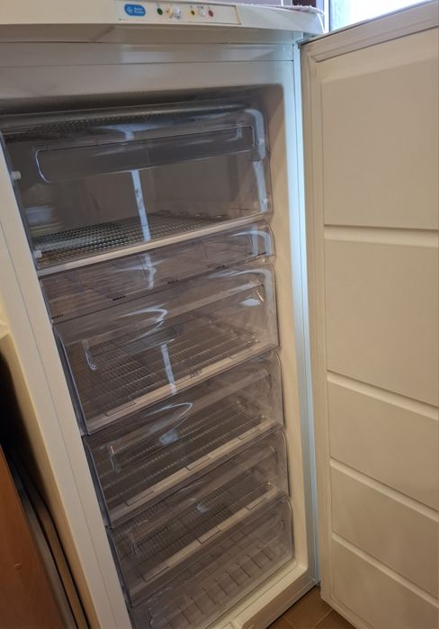 Продається морозильна камера ZANUSSI