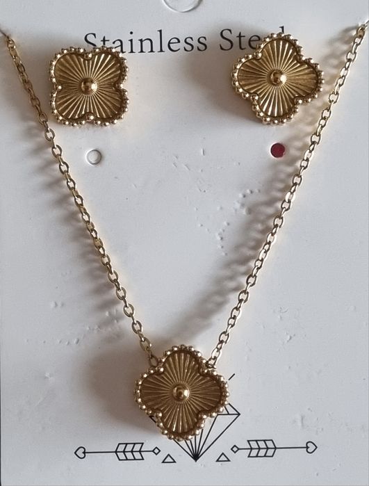 Conjunto dourado (colar e brincos), em aço, com trevo estriado.