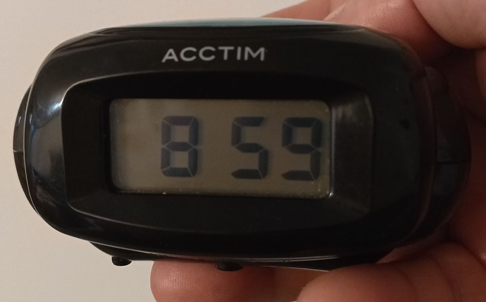 Чорний будильник Acctim Aura LCD.