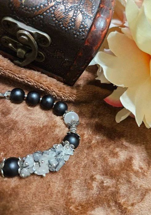 Браслет с натуральными камнями и декоративной фурнитурой