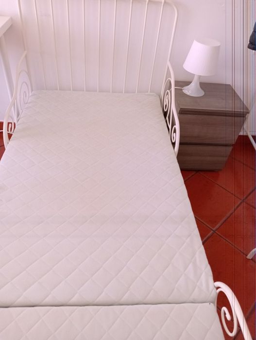 Cama IKEA com estrado e colchão.