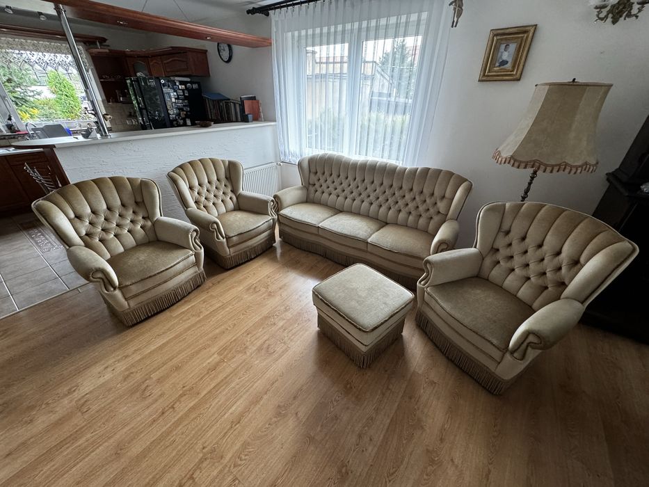 Zestaw mebli wypoczynkowych kanapa fotele w starodawnym starym stylu