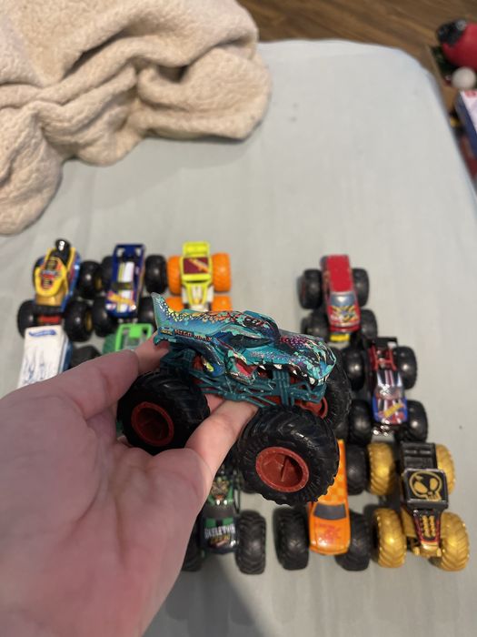 Машинки hot wheels  монстер трак(15 штук)