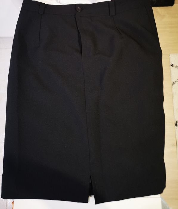 Saia preta com pequena racha