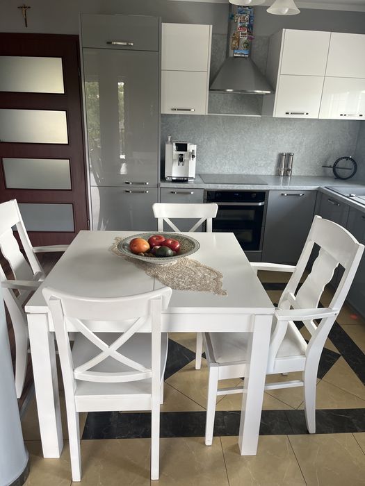 Stół drewniany rozkładany z czterema krzesłami z IKEA