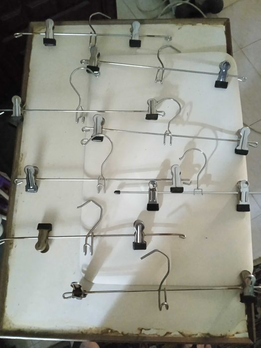 Cabides de diversos tamanhos, materiais e formatos