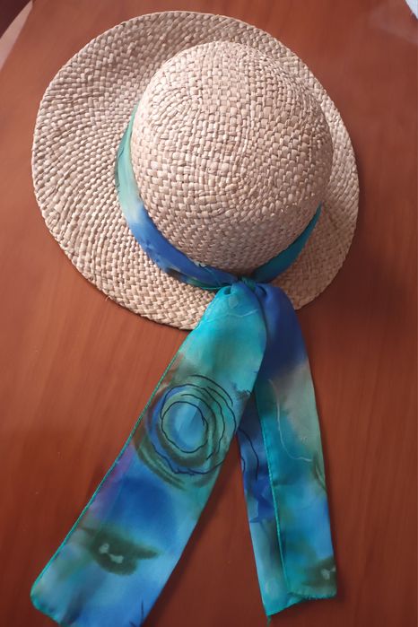 Chapéu com fita azul
