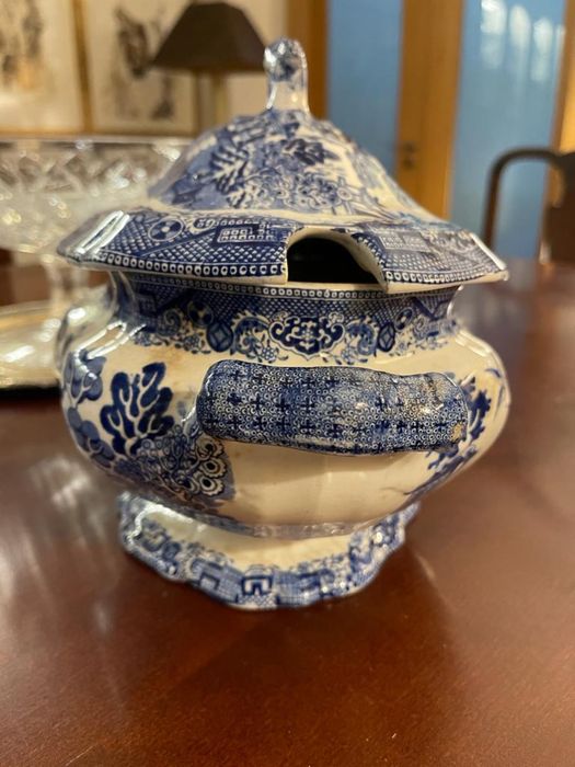 Terrina azul chinesa muito antiga com marcas de uso